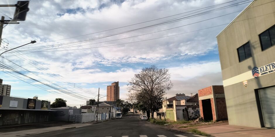 C&eacute;u amanheceu com alguns nuvens em Campo Grande