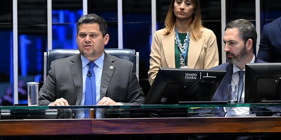 Presidente do Senado informou ter consultado a Advocacia do Senado e a Secretaria-Geral da Mesa para decidir  