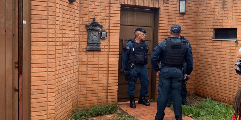 Movimenta&ccedil;&atilde;o policial na frente da antiga casa do Bernal