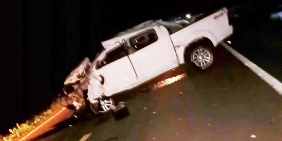 Caminhonete completamente destru&iacute;da na frente 