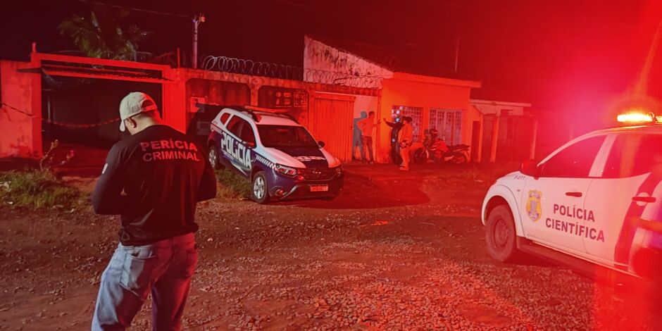 Equipes da pol&iacute;cia e per&iacute;cia no local