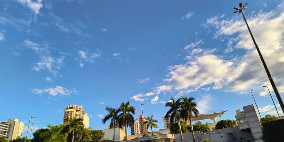 C&eacute;u azul e muito calor em Campo Grande