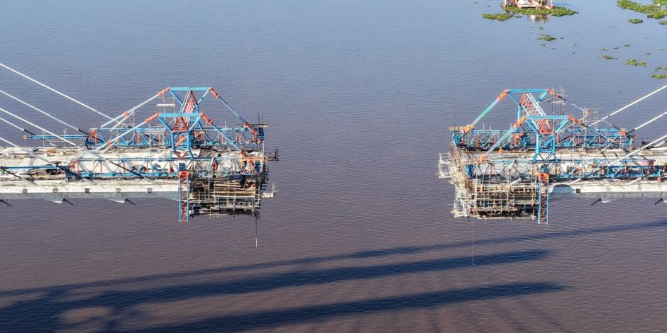 O chamado "beijo das aduelas", registrado pelo jornalista Toninho Ruiz, est&aacute; previsto para acontecer no dia 31 de maio.  