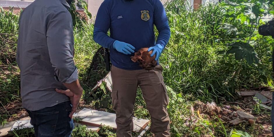 Perito recolhendo o cr&acirc;nio no local