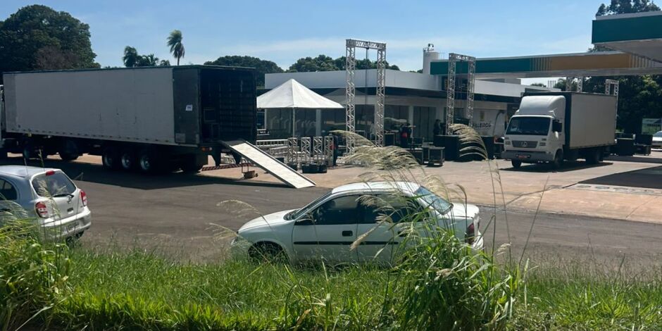 Palco sendo montado no posto da Duque