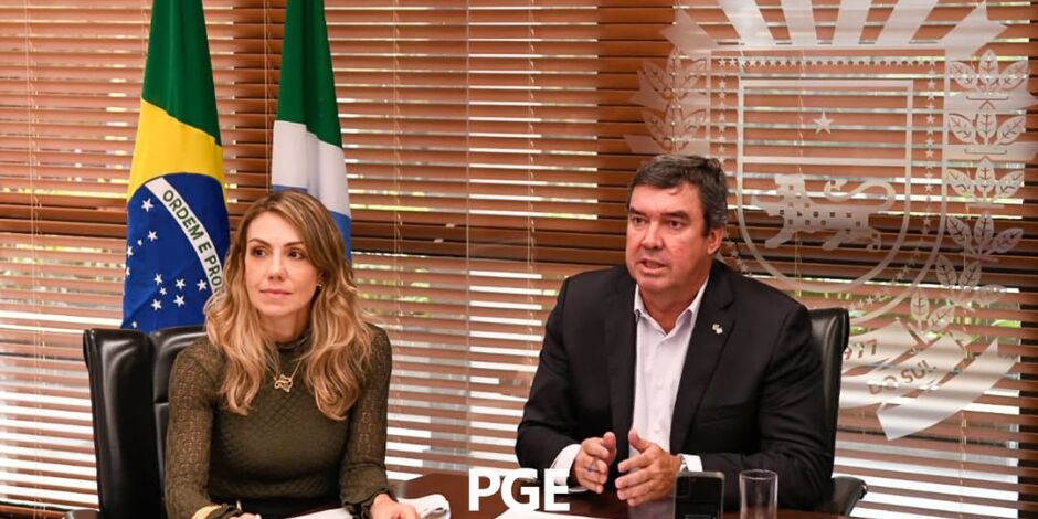 Procuradora Ana Ali Garcia e governador Eduardo Riedel