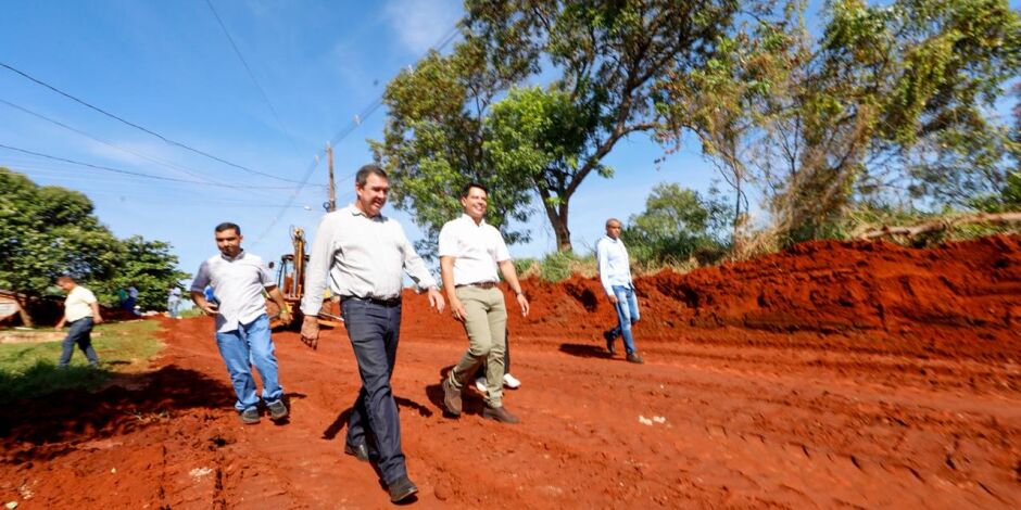 Governador durante visita em Chapad&atilde;o do Sul