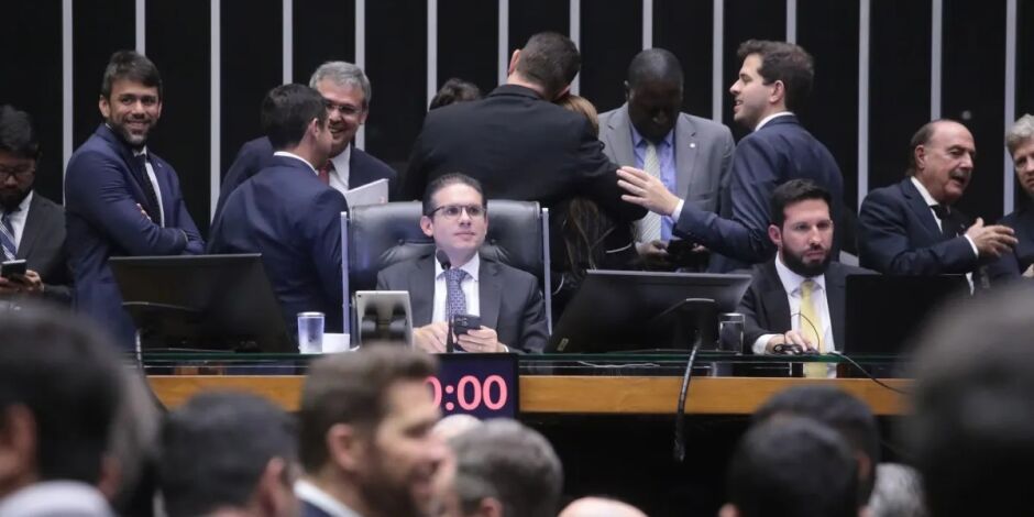 Deputados durante sess&atilde;o de vota&ccedil;&atilde;o no plen&aacute;rio