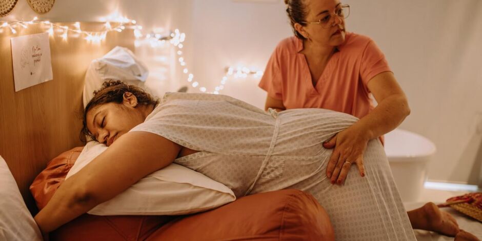 Byanca durante o parto com a doula Tati