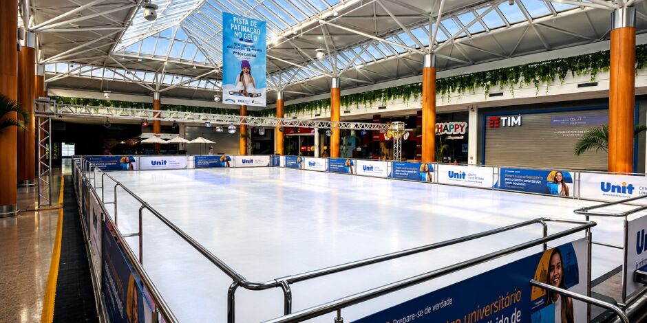 Pista de patina&ccedil;&atilde;o &eacute; atra&ccedil;&atilde;o no shopping