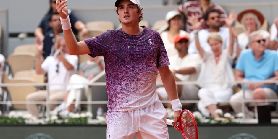 Fonseca, de 19 anos, chega embalado pela vit&oacute;ria de virada sobre Djokovic