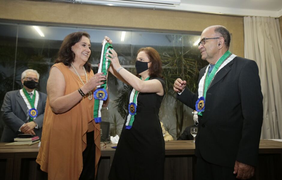 Ana Bernardelli recebe seu colar acadêmico de Ileides Muller e Samuel Medeiros