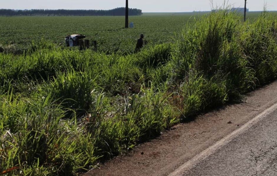 Veículo foi parar em meio a uma plantação de soja