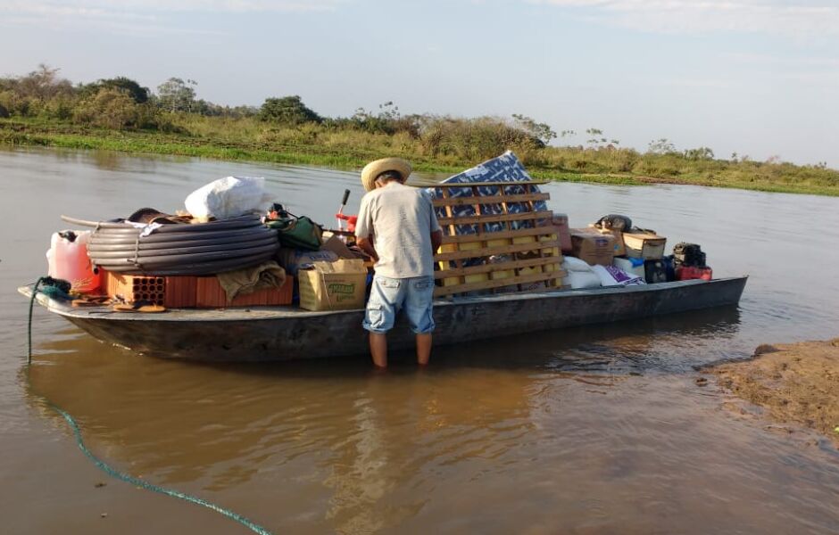 No trajeto, alguns barcos são usados para aliviar o peso da lancha, carregada com produtos e passageiros