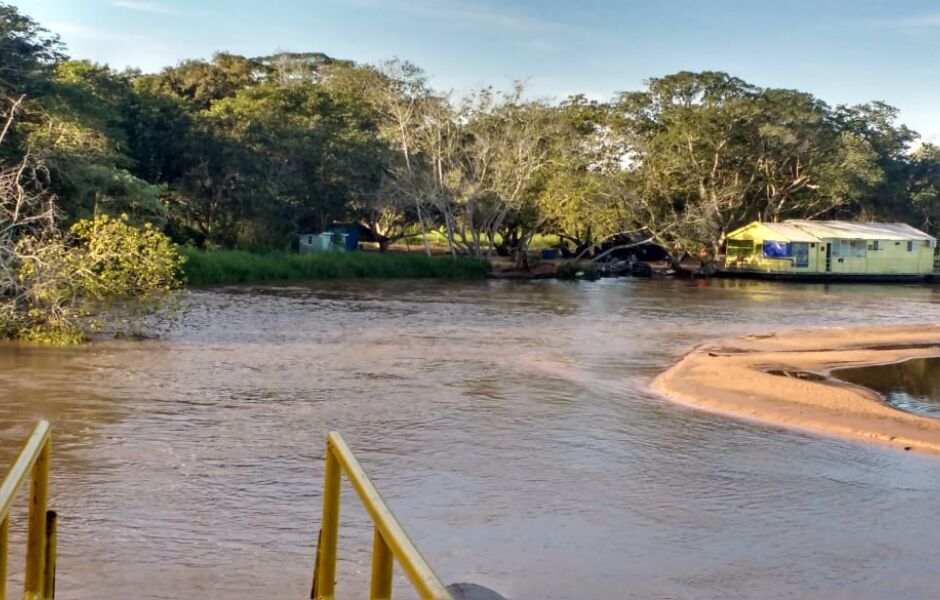 Cerca de 200 ribeirinhos dependem do rio para chegar até a cidade