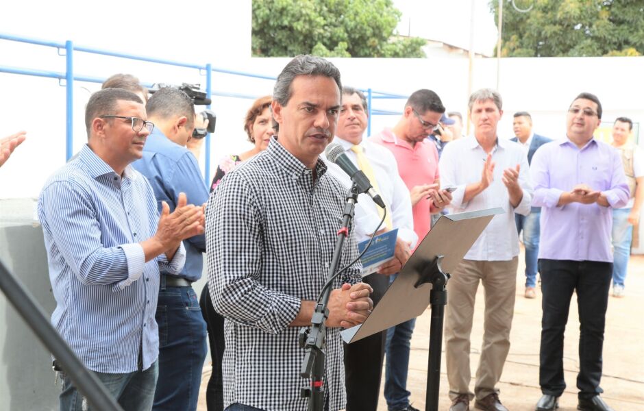 O prefeito Marquinhos Trad durante a solenidade de entrega