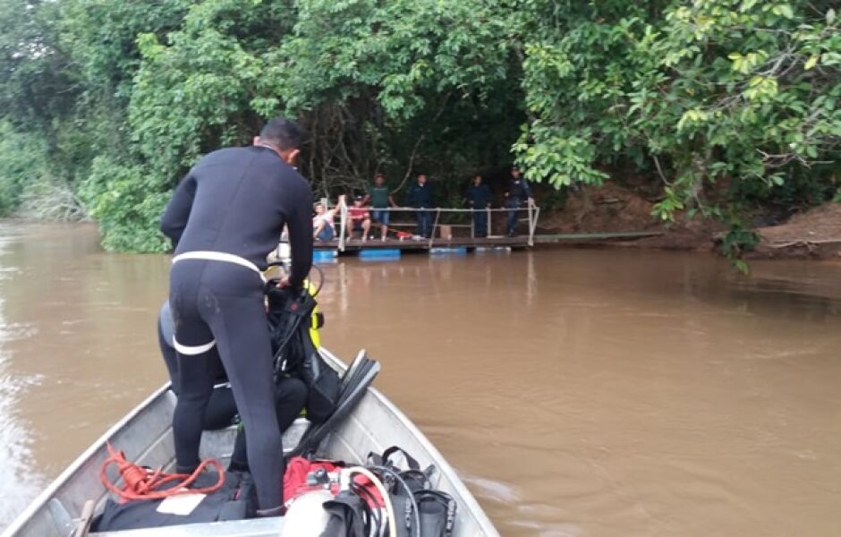 Equipe de mergulhadores do Corpo de Bombeiros retomaram buscas na manhã desta segunda