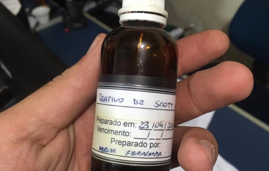 Os militares aplicaram um reagente químico no produto, que confirmou se tratar de cocaína pura. Foto: Divulgação