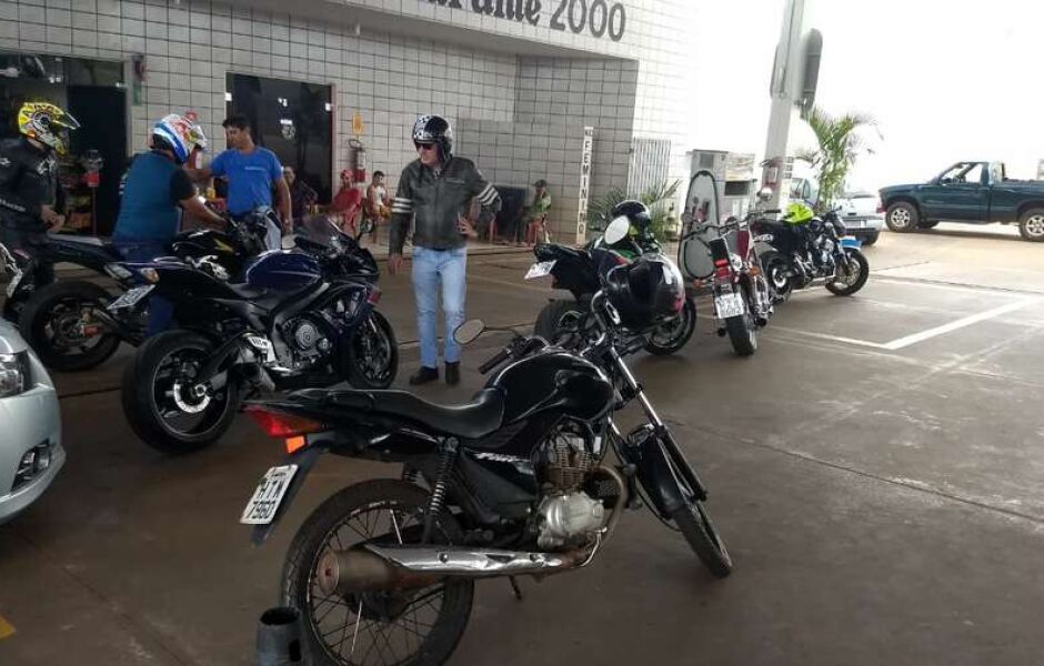 Josias parou junto com seus amigos em um posto de combustível para abastecer as motos. Foto: Divulgação.