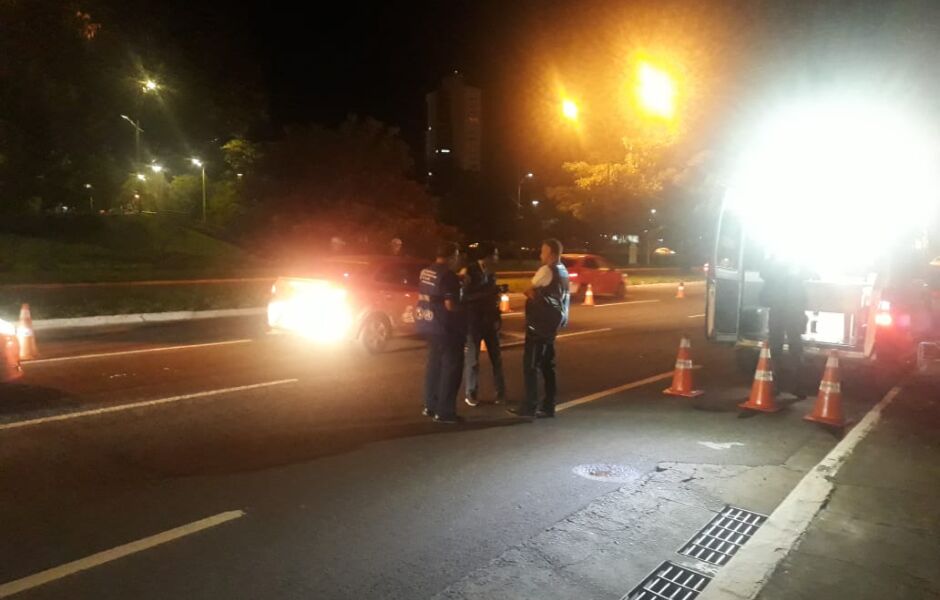 Equipes fazendo blitz em Campo Grande com equipes de documentaristas captando o serviço