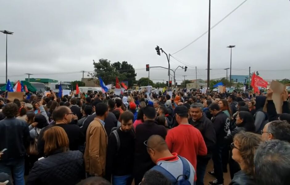 Centenas de pessoas estão no câmpus em Campo Grande