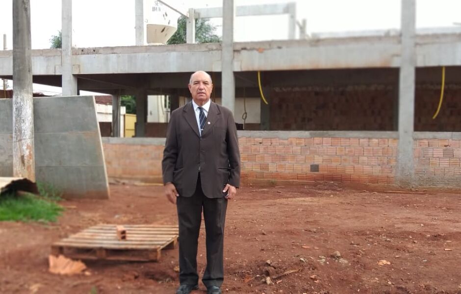 O presidente da Associação Colônia Paraguaia em vistoria à obra