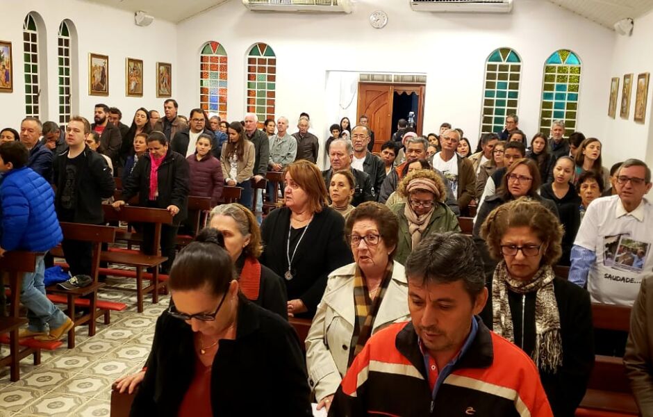 Na Paróquia São Pedro familiares, amigos e fiéis rezam em memória ao Professor