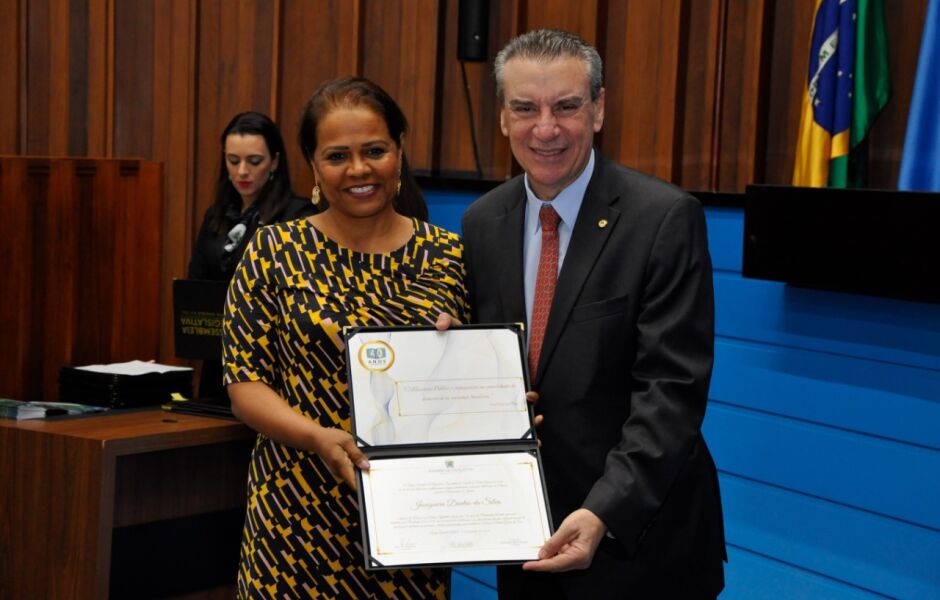 Jaceguara Dantas da Silva e é homenageada e recebe de  Paulo Corrêa o diploma de reconhecimento de seu trabalho