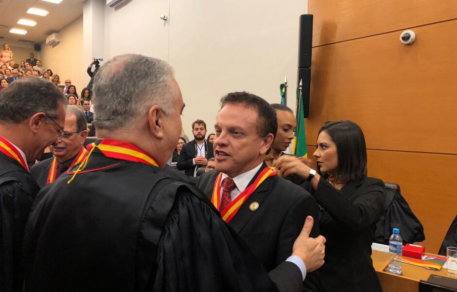 O vice-presidente da OAB-MS Gervásio Alves de Oliveira Júnior recebendo honraria do desembargador Sérgio Martins