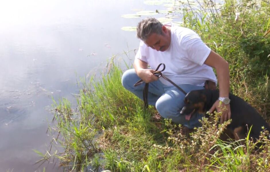 O veterinário Paulo Sérgio Marqueti com o cachorro Negão após o resgate