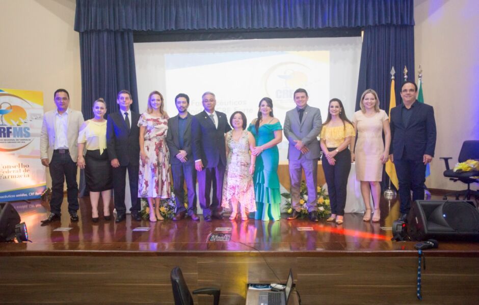 Nova diretoria e conselheiros do CRF/MS: Cleber Massato Toda, Mel Quideroli, F&aacute;bio Luiz Miotto, &Acirc;ngela Cristina Rodrigues Cunha Castro Lopes, Wilson Hiroshi, Fl&aacute;vio Shinzato, Maria de Lourdes Oshiro, Fabiana Vicente de Paula, Renato Finotti Junior, Kelle 