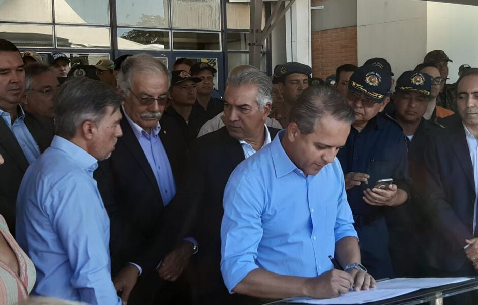 Coronel David durante assinatura de entrega