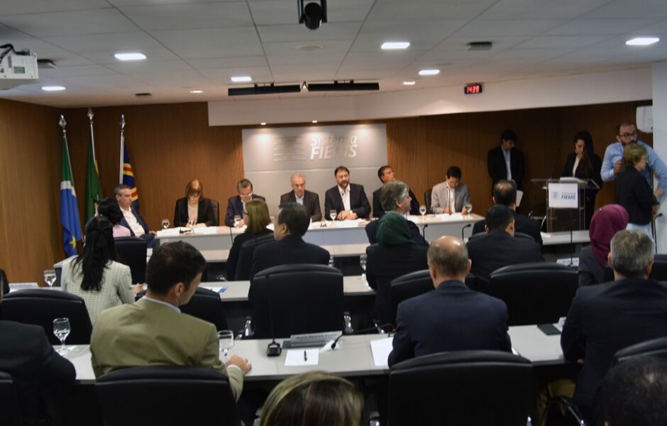 Autoridades na mesa: Deputado estadual, Paulo Corr&ecirc;a, Maria Isabel, embaixadora representante dos minist&eacute;rio das rela&ccedil;&otilde;es exteriores, Maur&iacute;cio Saito, presidente da Famasul, governador Reinaldo Azambuja, presidente da Fiems, S&eacute;rgio Longen, Senador Nelson T