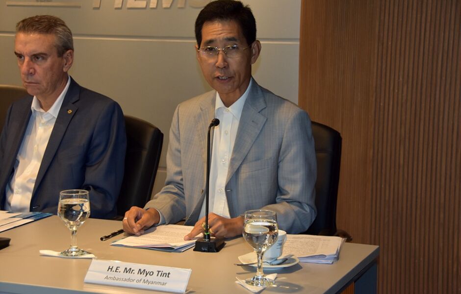 Presidente da Assembleia Legislativa do MS, deputado estadual Paulo Corr&ecirc;a ao lado do Embaixador do Myanmar, Myo Tint