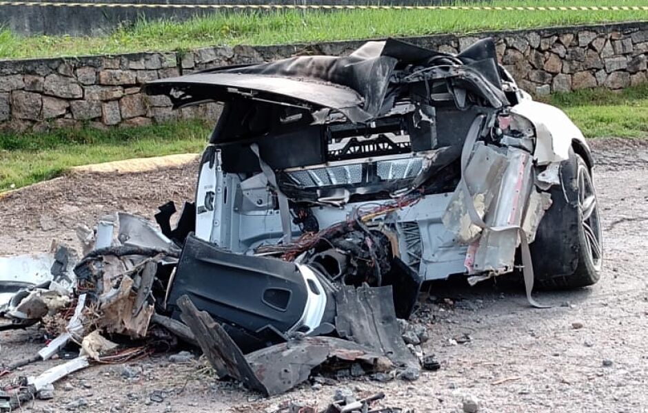 Mercedes-Bens destruída