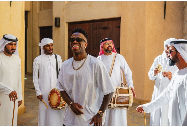 Vini Jr. nos bairros históricos de Al Seef e Al Fahidi / Foto: Visit Dubai