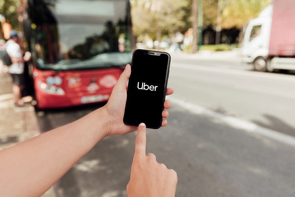 Uber vai permitir que adolescentes pe&ccedil;am corridas no Brasil 