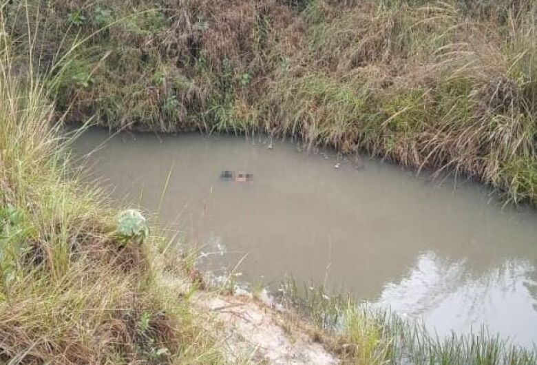 Corpo de jovem &eacute; encontrado boiando em c&oacute;rrego