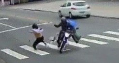 Idosa &eacute; atropelada por moto na faixa de pedestre em avenida de Costa Rica