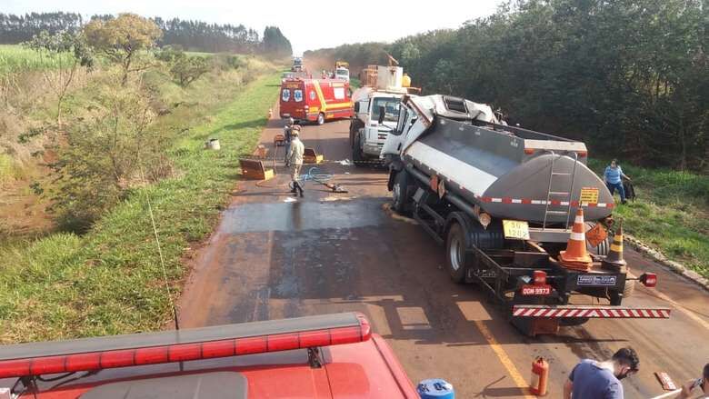 Caminhoneiro Morre Preso às Ferragens Após Colisão Entre Carretas - JD1 ...