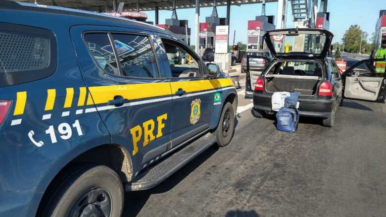 Pol&iacute;cia Rodovi&aacute;ria Federal prende motorista com carro roubado na BR 386, em Montenegro (RS)