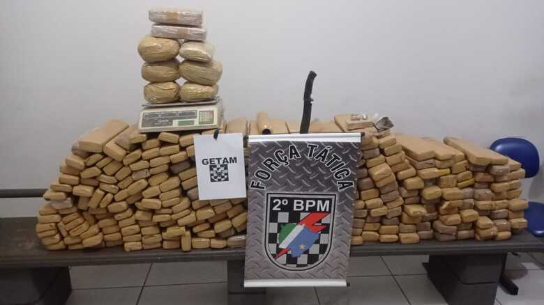 Mais de 200 kg de maconha e skank foram apreendidos em fazenda no interior de MS