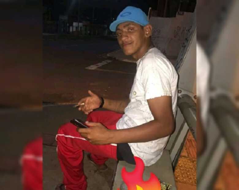 Ultima vez em que foi visto, Luan estava com uma cal&ccedil;a vermelha, blusa branca e um bon&eacute; azul