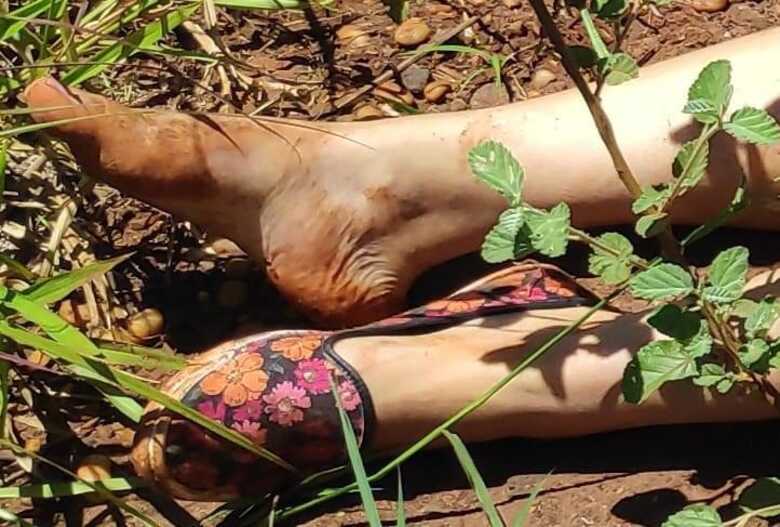 Mulher &eacute; encontrada morta na beira da estrada