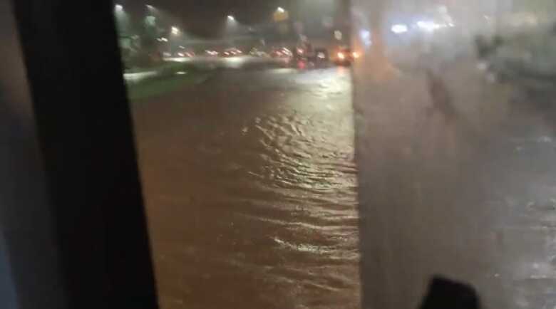 Chuva forte gera transtorno para motoristas na regi&atilde;o sul da Capital