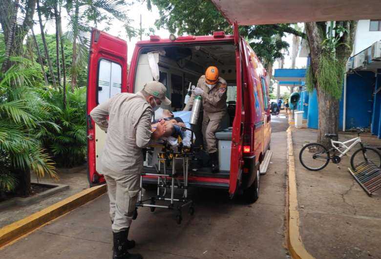 Jovem leva facada enquanto pilova moto no interior