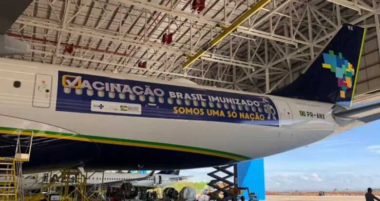 Avião da Azul que buscará vacinas na Índia tem inscrição "Brasil imunizado, somos só uma nação'