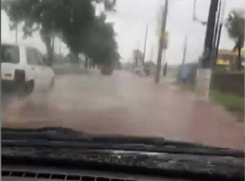 Chuva alaga avenida Gury Marques