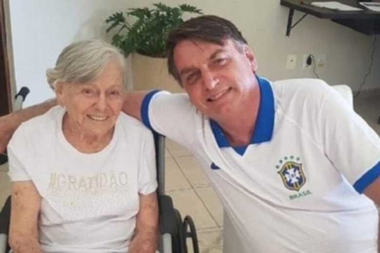 Mãe do presidente Bolsonaro é vacinada em casa contra a Covid-19