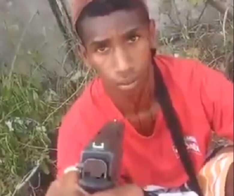 V&iacute;deo mostra entregador desaparecido sendo agredido por traficantes